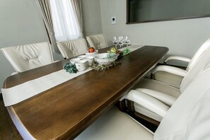 In-room dining - Villa Yawaragi (Fujikawaguchiko)