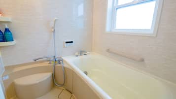 House, 3 Bedrooms | Deep soaking bathtub