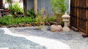 A garden with a gravel path, a stone lantern, and a wooden gate. - Mt. Fuji Akatsuki Enn (Fujikawaguchiko)