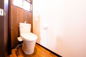 House, 3 Bedrooms | Bathroom | Combined shower/bathtub, hair dryer, slippers, bidet - Oriya Mt.Fuji -Nishiki- (Fujikawaguchiko)