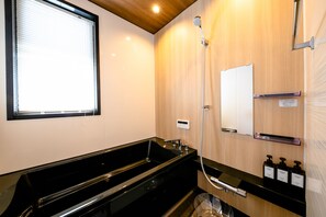 Casa, 3 habitaciones | Baño | Tina con regadera, secadora de cabello, pantuflas, toallas 