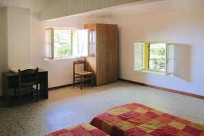 2 bedrooms, travel cot, free WiFi