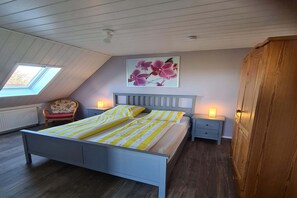 2 bedrooms, travel crib, free WiFi