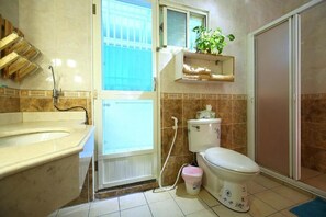 Family Room (Sea) | Bathroom | Shower, hair dryer, slippers, towels - Huxi B&B (Ji'an)