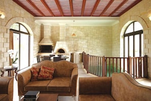 Smart TV, fireplace, DVD player