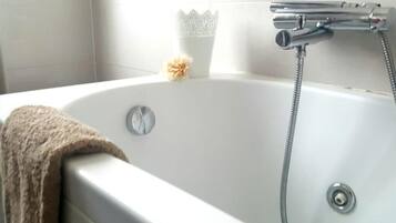 Appartement | Salle de bain | Baignoire et douche séparées, sÚche-cheveux, bidet, serviettes fournies