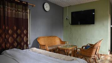 Kahden hengen huone | TyöpöytÀ, ÀÀnieristys