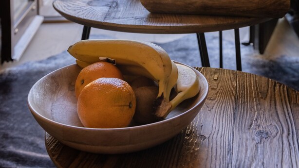 A wooden table with a bowl of fruit and a tray with cups and a teapot. - Cristal Lodge by Daddy Pool - TerresenS (Saint-Chaffrey)