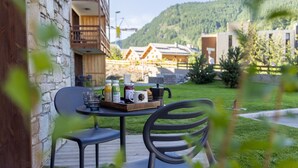 A terrace with a table set for breakfast, overlooking a mountainous landscape. - Cristal Lodge by Daddy Pool - TerresenS (Saint-Chaffrey)