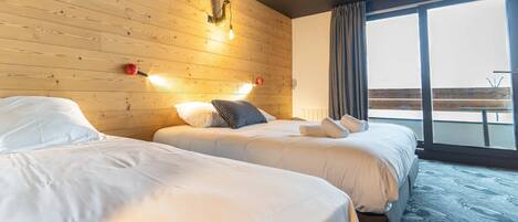 Triple Room | Individually decorated, individually furnished, desk, soundproofing