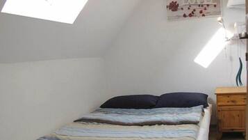 3 bedrooms, travel cot, WiFi