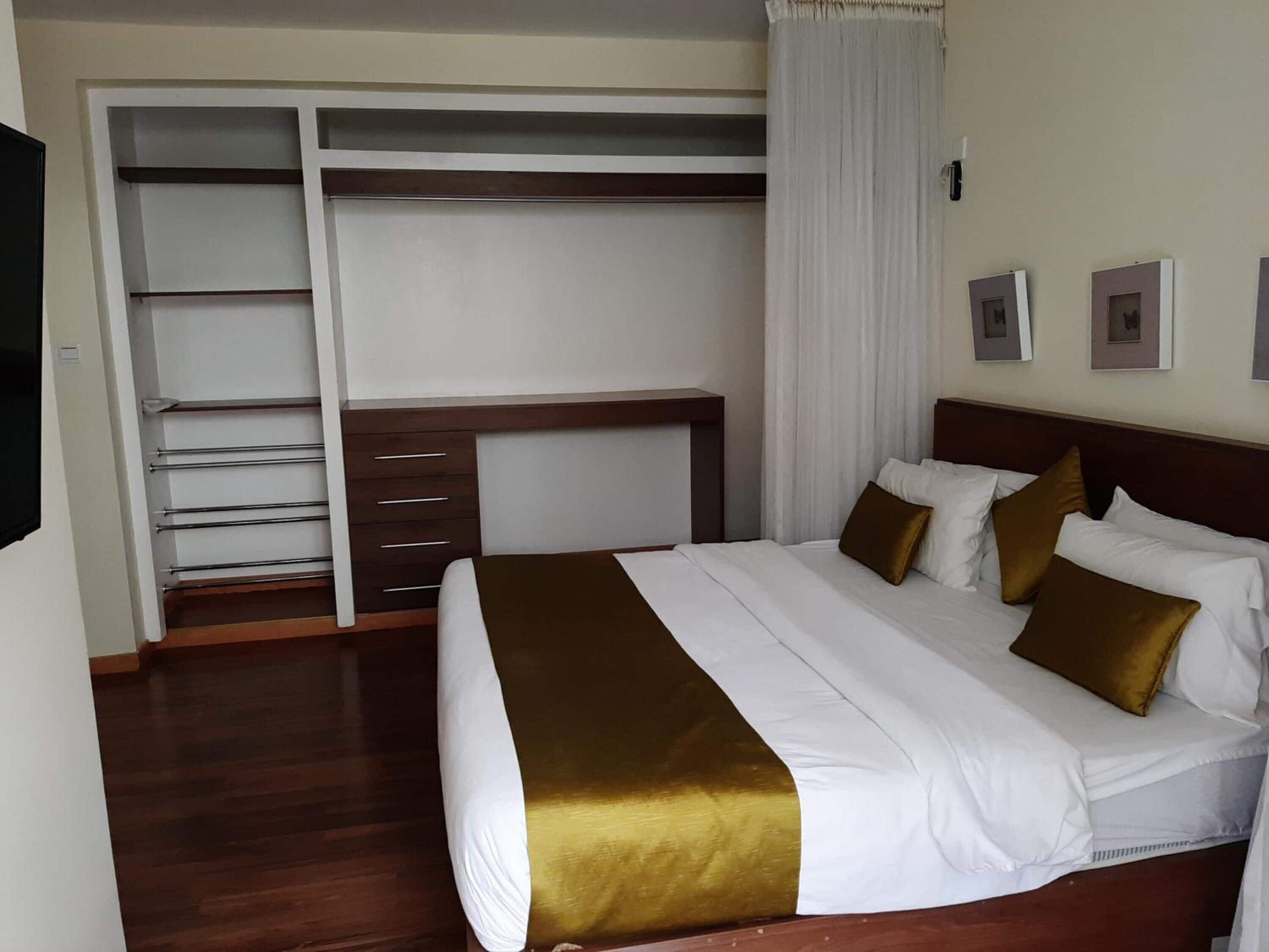 1 habitación, tabla de planchar con plancha y cunas gratuitas 