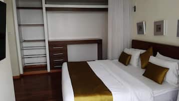 1 habitación, tabla de planchar con plancha y cunas gratuitas