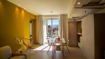 Suite, 2 chambres | Coffres-forts dans les chambres, bureau