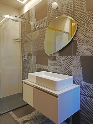Departamento Deluxe | Baño | Regadera, regadera tipo lluvia, amenidades de baño gratuitas