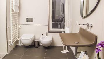 Suite, 2 habitaciones | Baño | Ducha y cabezal de ducha tipo lluvia