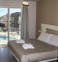 Deluxe Apartment | In-room safe, desk, laptop workspace, blackout drapes