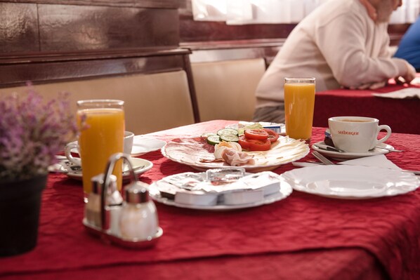 Tägliches Frühstücksbuffet (6 EUR pro Person)