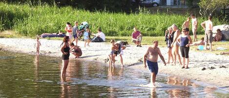 Una spiaggia nelle vicinanze