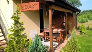 A wooden building with a sign reading "Cieszówka". - Holiday Home in Kolczewo near Baltic Beaches (Kolczewo)