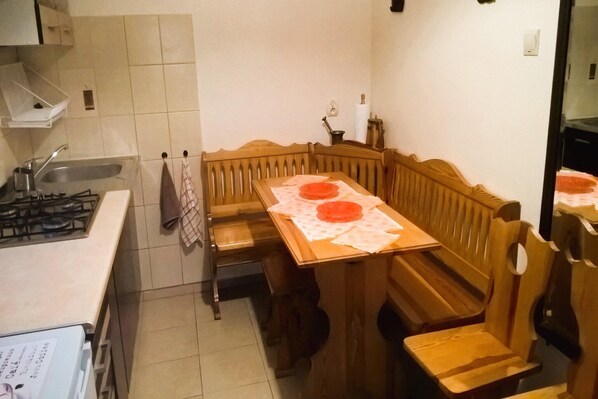 Fridge, stovetop, coffee/tea maker, toaster