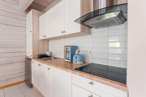 Køleskab, mikrobølgeovn, kogeplade, kaffe-/temaskine