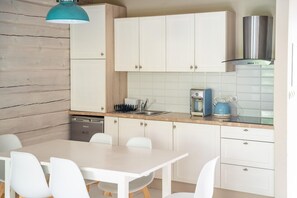 Køleskab, mikrobølgeovn, kogeplade, kaffe-/temaskine