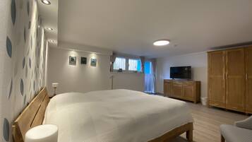 4 bedrooms, in-room safe, iron/ironing board, travel crib