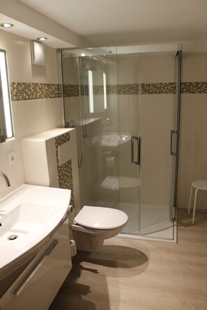 Shower, hair dryer, towels, soap - Vacation home "little break" - feel good - relax - enjoy (Bad Sachsa)