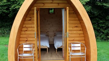 Cabane, salle de bains commune (camping pod)