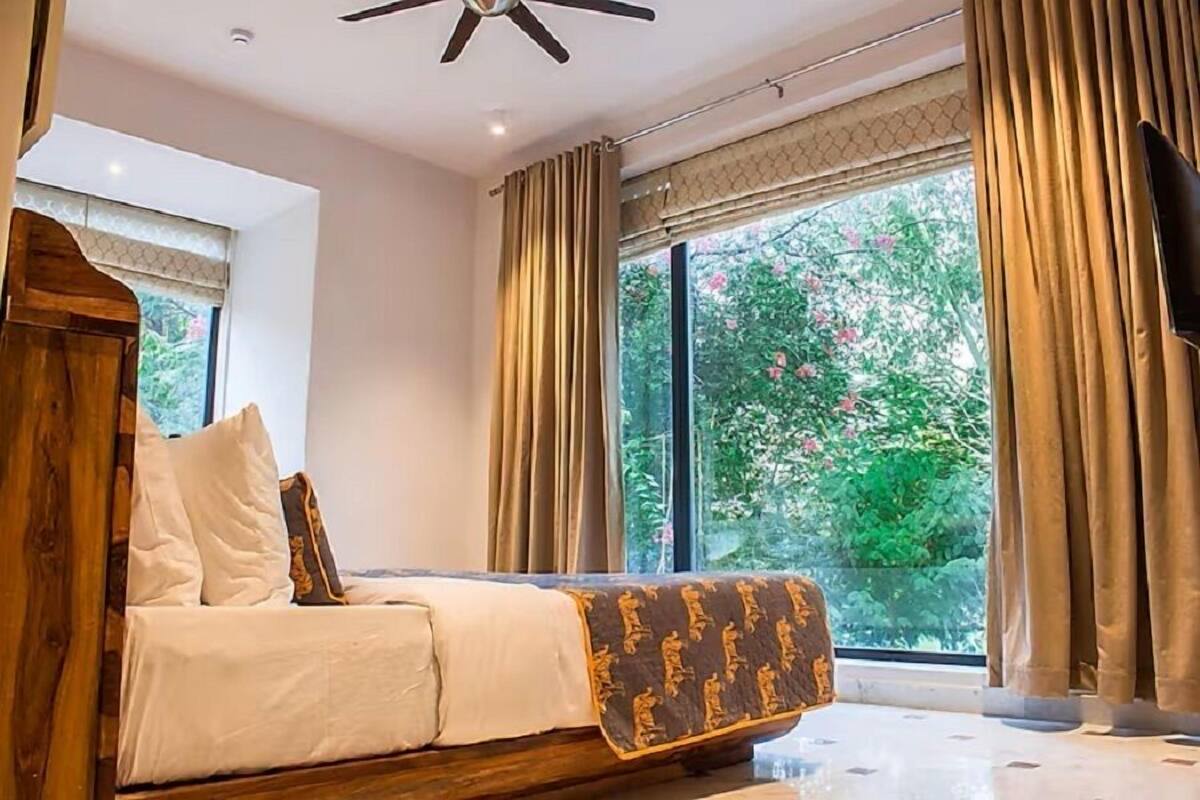 Premium bedding, down duvets, minibar, in-room safe