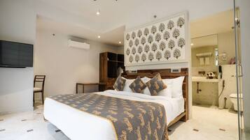 Ein Hotelzimmer mit Bett, Schrank, Spiegel und Bad.