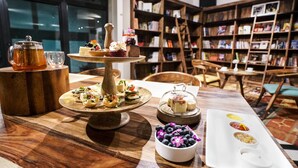 Una mesa de madera con diversos alimentos y una tetera.