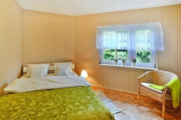 2 bedrooms, travel crib, free WiFi, bed sheets