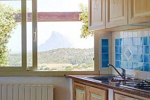 Refrigerador, parrilla de estufa y cafetera y tetera 