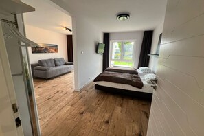 6 bedrooms, travel crib, free WiFi, bed sheets