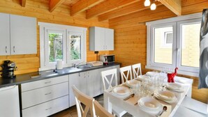 Eine Holzhütte mit Küche und Essbereich.