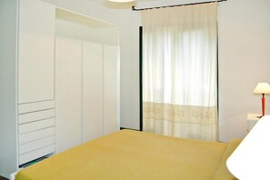 1 bedroom, travel crib, free WiFi