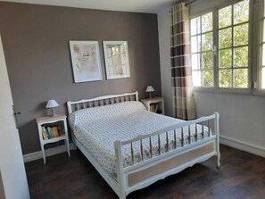 4 quartos, ferros/tábuas de passar roupa, berço de viagem, roupa de cama