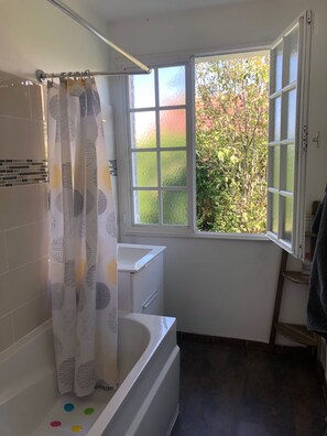Badewanne, Haartrockner, Seife, Toilettenpapier