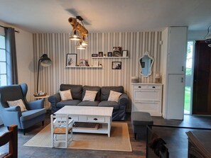 TV, lareira, mesa de pingue-pongue, escritórios