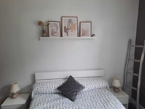 4 habitaciones, tabla de planchar con plancha y cuna de viaje