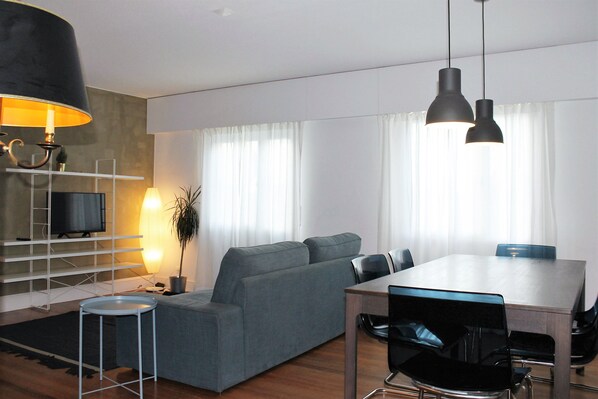 Flat-screen TV - Carcavelos Sol by Lisbon-Coast vacation (Oeiras)
