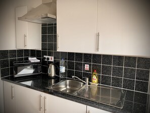 Electric kettle, freezer - Manchester Stay Hotel (Manchester)