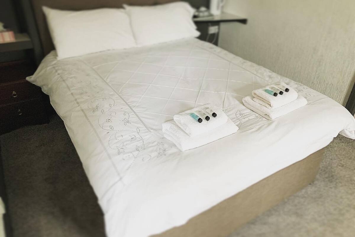 Standard Double Room, 1 King Bed, Non Smoking | Blackout drapes, iron/ironing board (on request), WiFi (free)