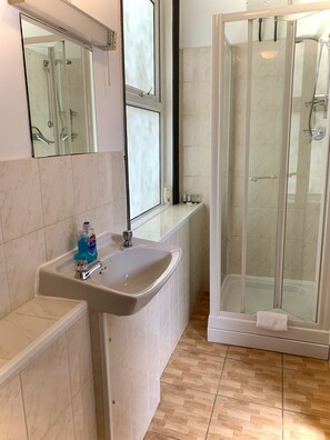 Douche, articles de toilette (gratuits), séchoir à cheveux