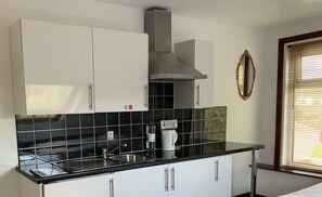 标准三人房, 3 张单人床 | 私人简易厨房 | 电热水壶、冰柜