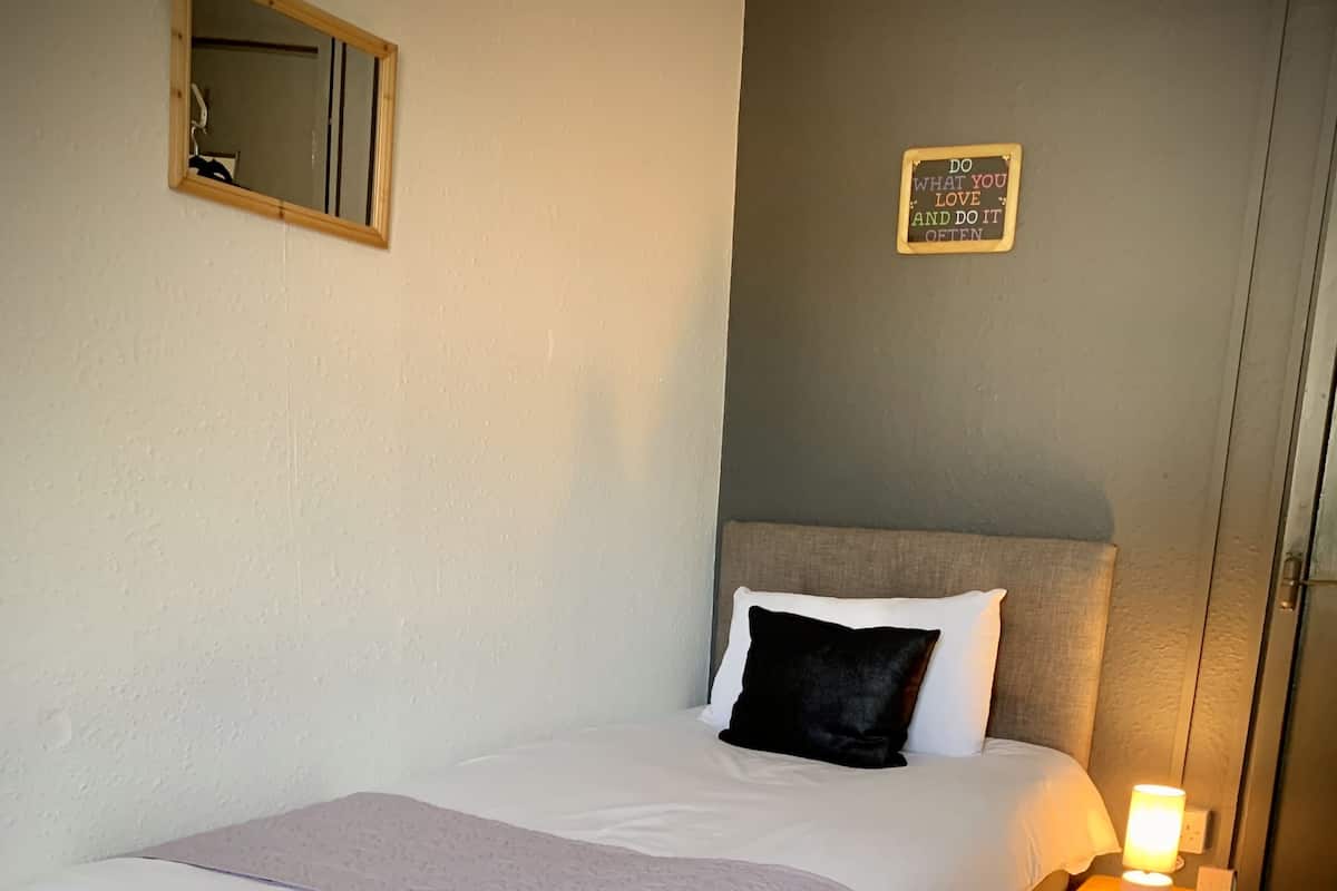 Single Guest Room (Shared Bathroom) | Blackout drapes, iron/ironing board (on request), WiFi (free)