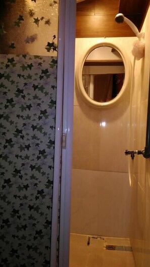 Double Room | Bathroom | Shower, free toiletries, hair dryer, slippers - Backpacker Guest Home (Zhubei)