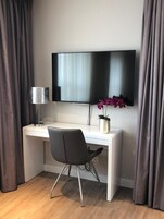 Escritorio y espacio para trabajar con laptop 